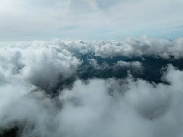 Widok Lotu Ptaka Fale Mgły Góry Tropikalny Las Deszczowy Widok — Zdjęcie stockowe