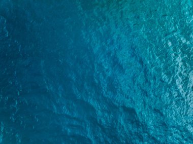 İnsansız hava aracı kamerasından deniz yüzeyi görüntüsü, yaz mevsiminde deniz dalgaları doğa arka planı.