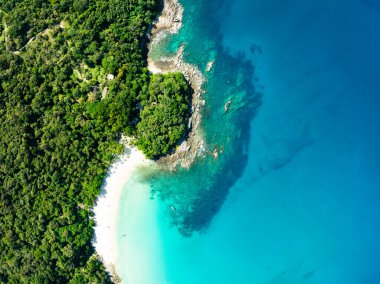Deniz manzarası, deniz manzarası, kaya uçurumuna düşen dalgalar, güneşli yaz arka planında güzel karanlık deniz yüzeyi, Phuket sahilinde deniz manzarası, Tayland 'da inanılmaz deniz manzarası.