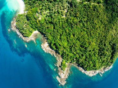 Deniz manzarası, deniz manzarası, kaya uçurumuna düşen dalgalar, güneşli yaz arka planında güzel karanlık deniz yüzeyi, Phuket sahilinde deniz manzarası, Tayland 'da inanılmaz deniz manzarası.