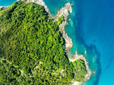 Deniz manzarası, deniz manzarası, kaya uçurumuna düşen dalgalar, güneşli yaz arka planında güzel karanlık deniz yüzeyi, Phuket sahilinde deniz manzarası, Tayland 'da inanılmaz deniz manzarası.