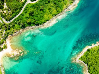 Deniz manzarası, deniz manzarası, kaya uçurumuna düşen dalgalar, güneşli yaz arka planında güzel karanlık deniz yüzeyi, Phuket sahilinde deniz manzarası, Tayland 'da inanılmaz deniz manzarası.