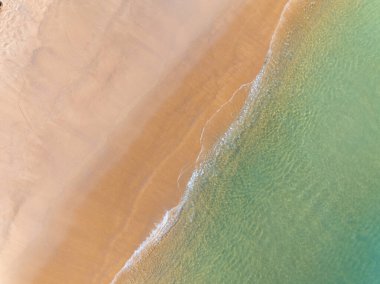 Sahilde deniz manzarası doğa ve yaz mevsiminde seyahat arka planı