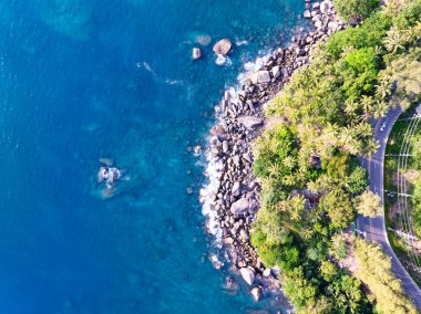 İnanılmaz tropikal deniz manzarası arka planı, kayalara çarpan tepedeki manzara dalgaları