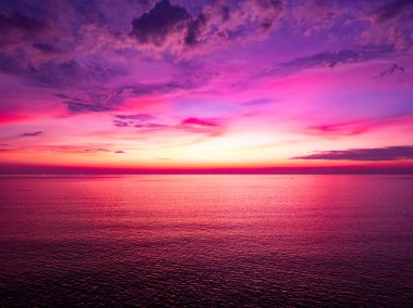 Hava manzaralı günbatımı gökyüzü, Güzel Gün batımı ya da deniz üzerinde gün doğumu, renkli dramatik manzaralı günbatımı gökyüzü, inanılmaz bulutlar ve okyanusta küçük dalgalar, muhteşem ışık bulutu arka planı