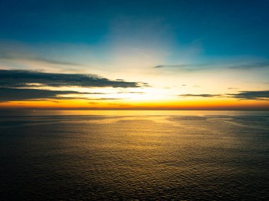 Hava manzaralı günbatımı gökyüzü, Güzel Gün batımı ya da deniz üzerinde gün doğumu, renkli dramatik manzaralı günbatımı gökyüzü, inanılmaz bulutlar ve okyanusta küçük dalgalar, muhteşem ışık bulutu arka planı