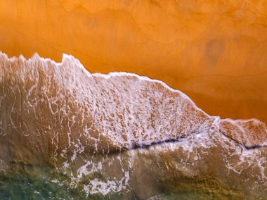 Muhteşem Top Manzaralı, karanlık deniz manzaralı arka plan, kumlu sahile vuran yaz deniz dalgaları, yüksek açılı okyanus manzaralı arka plan.