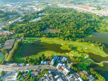 Yeşil golf sahasının hava manzarası spor arka planı ve seyahat için yukarıdan aşağıya görüntü, inanılmaz yeşil doğa manzarası.