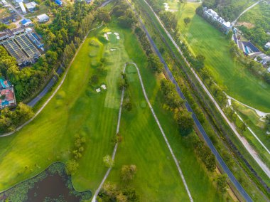 Yeşil golf sahasının hava manzarası spor arka planı ve seyahat için yukarıdan aşağıya görüntü, inanılmaz yeşil doğa manzarası.