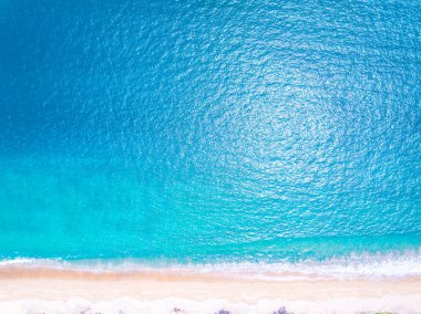 Muhteşem Top View deniz manzarası arka planı, kumlu deniz manzarası arka planına çarpan yaz dalgaları, yüksek açılı okyanus doğası