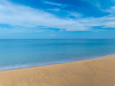 Sahilde deniz manzarası doğa ve yaz mevsiminde seyahat arka planı