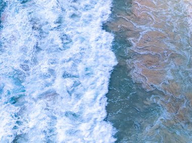 Muhteşem Top View deniz manzarası arka planı, kumlu deniz manzarası arka planına çarpan yaz dalgaları, yüksek açılı okyanus doğası