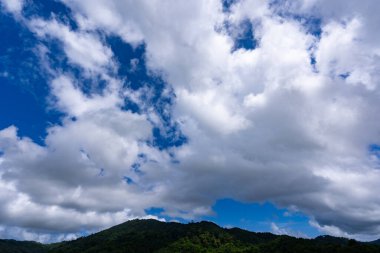 Güzel mavi gökyüzü beyaz bulutlar doğa çevresi