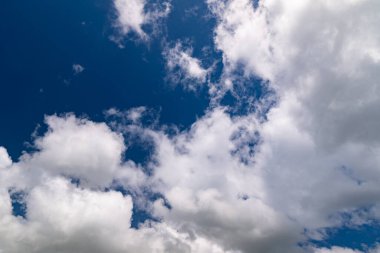 Güzel mavi gökyüzü beyaz bulutlar doğa çevresi