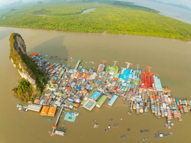 Phang Nga Tayland 'daki Panyee adasının havadan görünüşü, Yüksek açılı yüzen köy, Koh Panyee balıkçı köyü Tayland, Phang Nga' da.