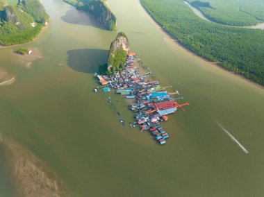 Phang Nga Tayland 'daki Panyee adasının havadan görünüşü, Yüksek açılı yüzen köy, Koh Panyee balıkçı köyü Tayland, Phang Nga' da.