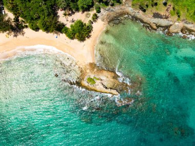 İnanılmaz tropikal deniz manzarası arka planı, kayalara çarpan tepedeki manzara dalgaları