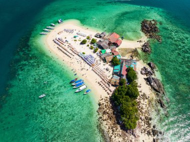 Phang Nga Tayland 'daki Koh Khai Maew Adası' ndaki tropikal kumlu deniz manzaralı harika küçük adanın insansız hava görüntüsü.