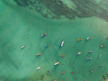 Hava aracının kuş bakışı fotoğrafı tropikal denizin tepesinde, uzun kuyruklu balıkçı tekneleriyle Phuket Thathailand 'da seyahat eden tekneler, inanılmaz manzaralı deniz manzarası.