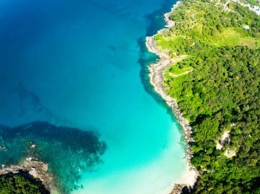 Deniz manzarası, deniz manzarası, kaya uçurumuna düşen dalgalar, güneşli yaz arka planında güzel karanlık deniz yüzeyi, Phuket sahilinde deniz manzarası, Tayland 'da inanılmaz deniz manzarası.