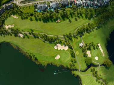 Güzel yeşil golf sahasının havadan görünüşü ve spor arka planı ve seyahat doğa arka planı için yeşil manzaranın en üst görüntüsü, inanılmaz yeşil doğa manzarası.