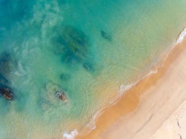Sahilde deniz manzarası doğa ve yaz mevsiminde seyahat arka planı