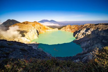 Turkuaz Su Gölü ile Deadwood Yapraksız Ağacı, Güzel doğa manzarası dağı ve Kawah Ijen volkanı, Doğu Java, Endonezya 'da yeşil göl