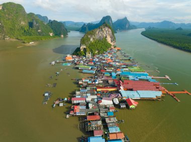 Phang Nga Tayland 'daki Panyee adasının havadan görünüşü, Yüksek açılı yüzen köy, Koh Panyee balıkçı köyü Tayland, Phang Nga' da.