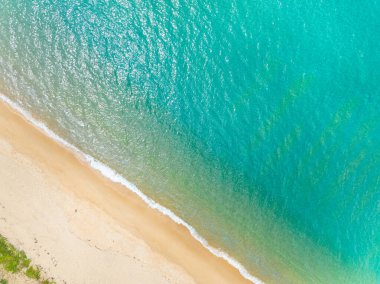 Deniz çarpan dalgaların havadan görünüşü kumsaldaki beyaz köpüklü dalgalar, deniz manzarası doğa deniz manzarası.
