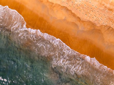 Muhteşem Top Manzaralı, karanlık deniz manzaralı arka plan, kumlu sahile vuran yaz deniz dalgaları, yüksek açılı okyanus manzaralı arka plan.