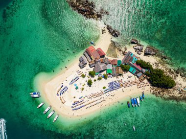 Phang Nga Tayland 'daki Koh Khai Maew Adası' ndaki tropikal kumlu deniz manzaralı harika küçük adanın insansız hava görüntüsü.