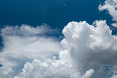 Mavi gökyüzü beyaz bulutlar açık gökyüzü arka plan