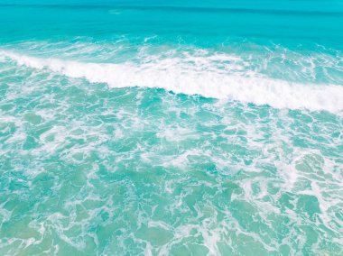 Kumlu sahile vuran dalgalar, yaz mevsiminde deniz manzaralı güzel dalgalar, inanılmaz plaj rengarenk su arka planı.