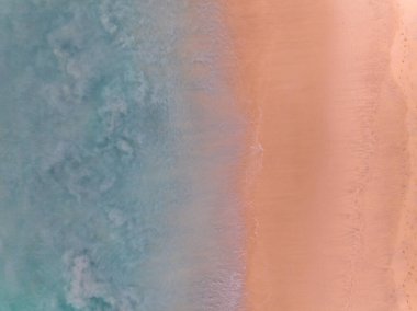 Güneşli bir günde güzel dalgalar deniz yüzeyi yaz arkaplanı, inanılmaz deniz manzarası, plaj manzarası arka plan