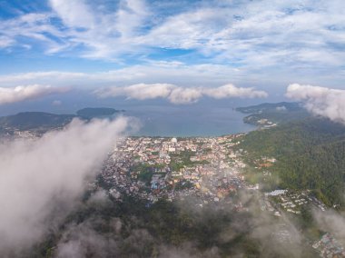 Phuket Thailandrial manzaralı Phuket Tayland 'daki dağların üzerinden AeAerial manzara bulutları