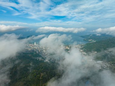 Phuket Thailandrial manzaralı Phuket Tayland 'daki dağların üzerinden AeAerial manzara bulutları