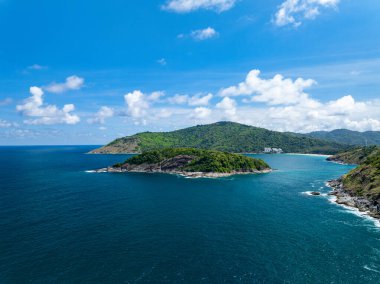 Muhteşem deniz manzarası deniz manzarası ve dağlar, güzel Phuket Adası Tayland 'daki Tropikal deniz manzarası, Seyahat ve iş turu web sitesi konsepti