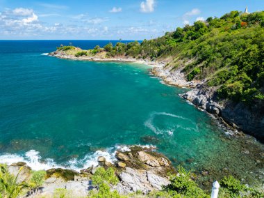 Muhteşem deniz manzarası deniz manzarası ve dağlar, güzel Phuket Adası Tayland 'daki Tropikal deniz manzarası, Seyahat ve iş turu web sitesi konsepti