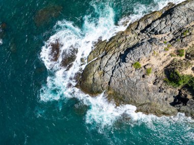 Muhteşem deniz manzarası deniz manzarası ve dağlar, güzel Phuket Adası Tayland 'daki Tropikal deniz manzarası, Seyahat ve iş turu web sitesi konsepti