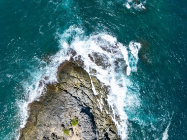 Muhteşem deniz manzarası deniz manzarası ve dağlar, güzel Phuket Adası Tayland 'daki Tropikal deniz manzarası, Seyahat ve iş turu web sitesi konsepti