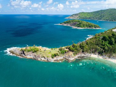 Muhteşem deniz manzarası deniz manzarası ve dağlar, güzel Phuket Adası Tayland 'daki Tropikal deniz manzarası, Seyahat ve iş turu web sitesi konsepti