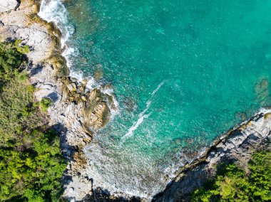 Muhteşem deniz manzarası deniz manzarası ve dağlar, güzel Phuket Adası Tayland 'daki Tropikal deniz manzarası, Seyahat ve iş turu web sitesi konsepti