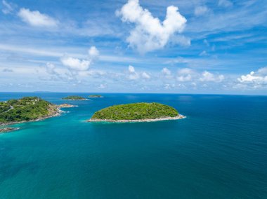 Muhteşem deniz manzarası deniz manzarası ve dağlar, güzel Phuket Adası Tayland 'daki Tropikal deniz manzarası, Seyahat ve iş turu web sitesi konsepti