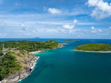 Muhteşem deniz manzarası deniz manzarası ve dağlar, güzel Phuket Adası Tayland 'daki Tropikal deniz manzarası, Seyahat ve iş turu web sitesi konsepti