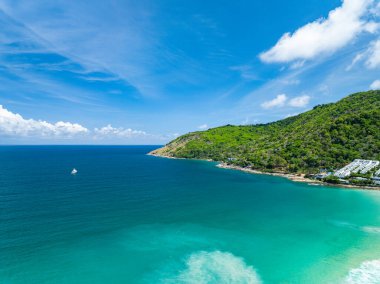 Muhteşem deniz manzarası deniz manzarası ve dağlar, güzel Phuket Adası Tayland 'daki Tropikal deniz manzarası, Seyahat ve iş turu web sitesi konsepti