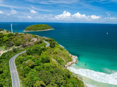 Muhteşem deniz manzarası deniz manzarası ve dağlar, güzel Phuket Adası Tayland 'daki Tropikal deniz manzarası, Seyahat ve iş turu web sitesi konsepti