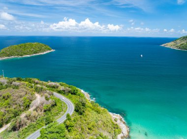 Muhteşem deniz manzarası deniz manzarası ve dağlar, güzel Phuket Adası Tayland 'daki Tropikal deniz manzarası, Seyahat ve iş turu web sitesi konsepti