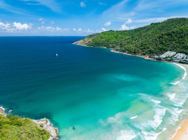 Muhteşem deniz manzarası deniz manzarası ve dağlar, güzel Phuket Adası Tayland 'daki Tropikal deniz manzarası, Seyahat ve iş turu web sitesi konsepti