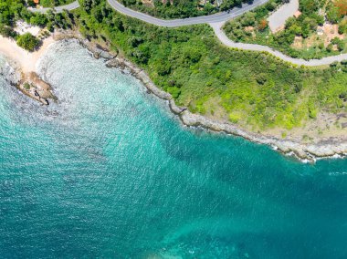Muhteşem deniz manzarası deniz manzarası ve dağlar, güzel Phuket Adası Tayland 'daki Tropikal deniz manzarası, Seyahat ve iş turu web sitesi konsepti
