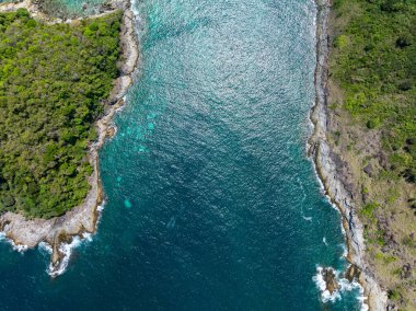Muhteşem deniz manzarası deniz manzarası ve dağlar, güzel Phuket Adası Tayland 'daki Tropikal deniz manzarası, Seyahat ve iş turu web sitesi konsepti